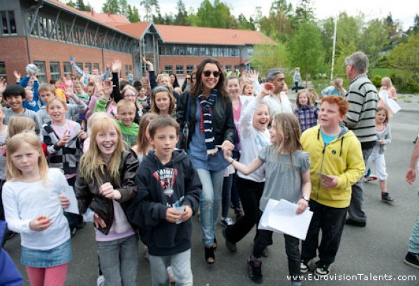 Сафура Ализаде встретилась со своими маленькими фанатами (видео-фотосессия)