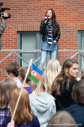 Сафура Ализаде встретилась со своими маленькими фанатами (видео-фотосессия)