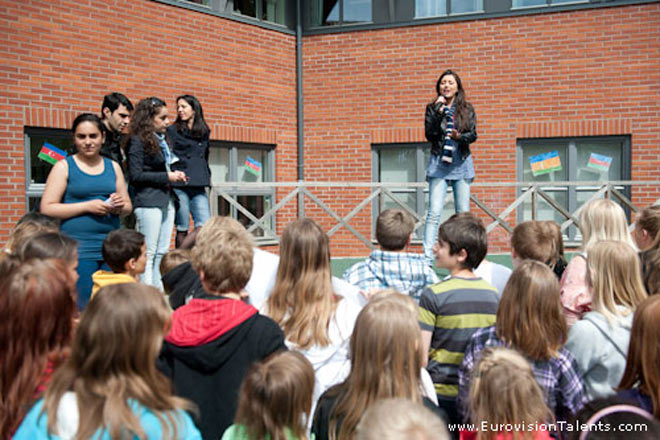 Сафура Ализаде встретилась со своими маленькими фанатами (видео-фотосессия)