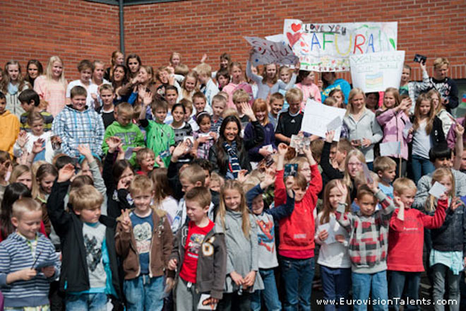 Сафура Ализаде встретилась со своими маленькими фанатами (видео-фотосессия)