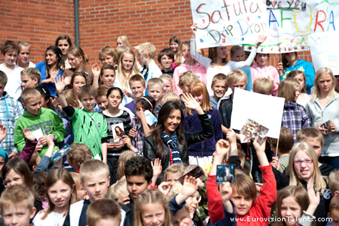 Сафура Ализаде встретилась со своими маленькими фанатами (видео-фотосессия)