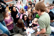 Сафура Ализаде встретилась со своими маленькими фанатами (видео-фотосессия)