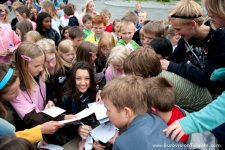 Сафура Ализаде встретилась со своими маленькими фанатами (видео-фотосессия)