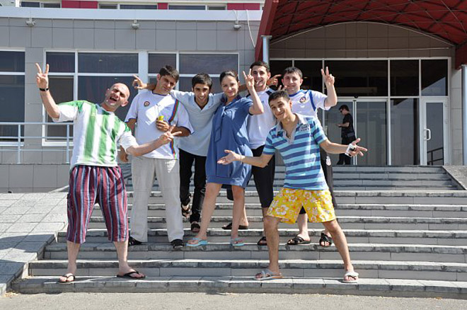 Азербайджанские КВН-щики оставили армян без спонсоров и вышли в полуфинал (фотосессия)