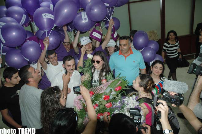 Сафура вернулась в Баку: "Если бы голосование проходило предельно честно, мы должны были бы занять первое место" (фотосессия)