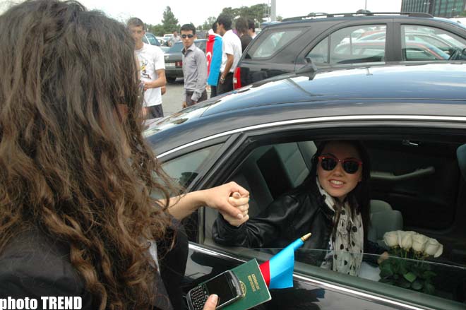 Сафура вернулась в Баку: "Если бы голосование проходило предельно честно, мы должны были бы занять первое место" (фотосессия)