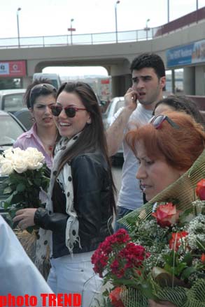 Сафуру в аэропорту из шоу-звезд встретил только Азад Шабанов (фотосессия)