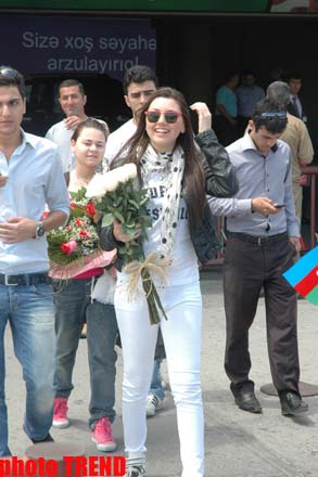 Сафуру в аэропорту из шоу-звезд встретил только Азад Шабанов (фотосессия)