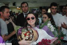 Сафуру в аэропорту из шоу-звезд встретил только Азад Шабанов (фотосессия)