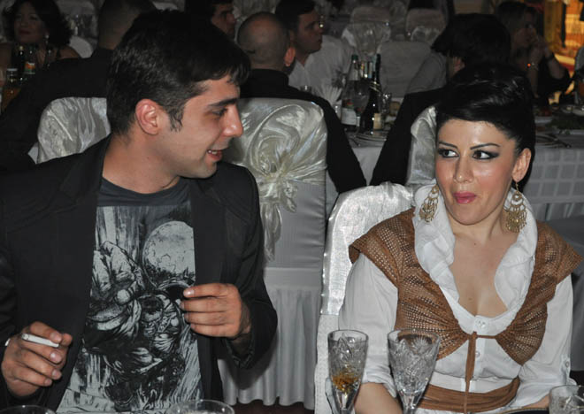 Прикол-тайм! Телеведущий Турал Асадов и танцовщица Фатима "съели друг друга" (фотосессия)