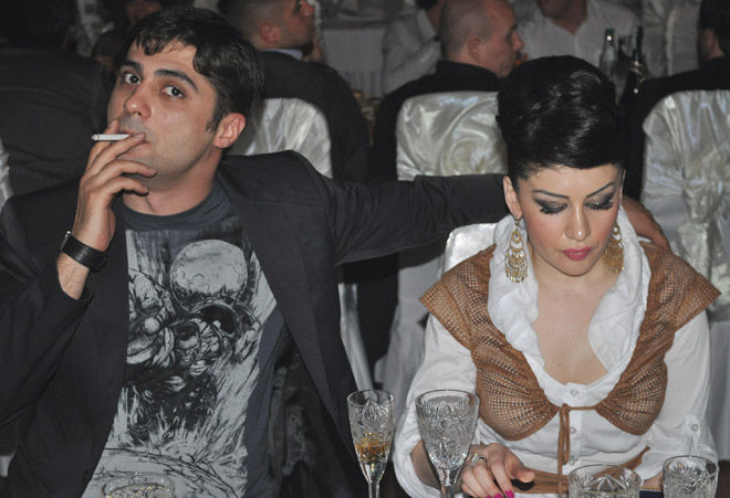 Прикол-тайм! Телеведущий Турал Асадов и танцовщица Фатима "съели друг друга" (фотосессия)