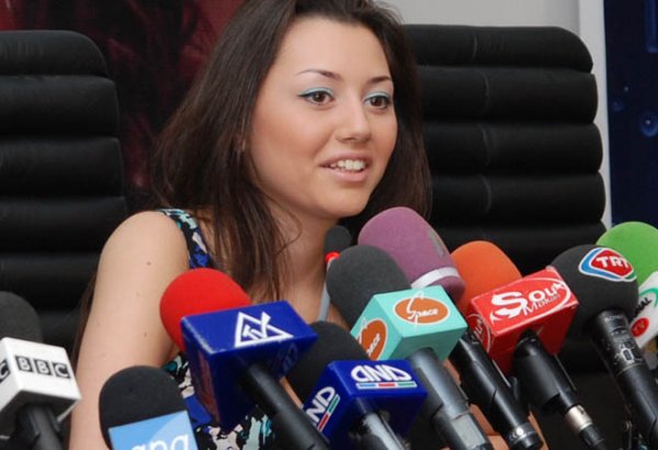 Сегодня в 18.30 в прямом эфире радио 90 FM Сафура Ализаде будет общаться со своими поклонниками