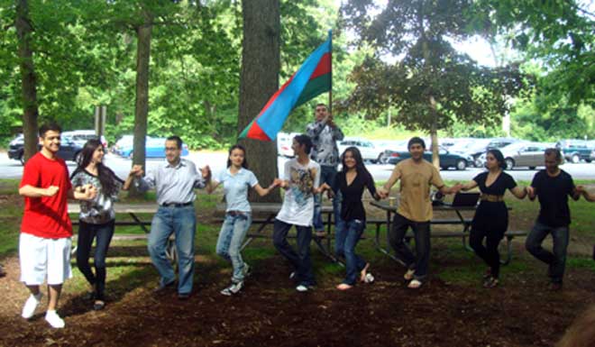 Подарок детей из Ассоциации азербайджанцев Нью-Йорка ко Дню республики (фотосессия)