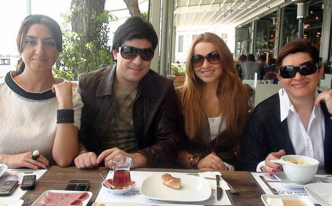 Эмиль Шахин влюбился в Хадисе и подарил ей дорогое золотое украшение (фотосессия)