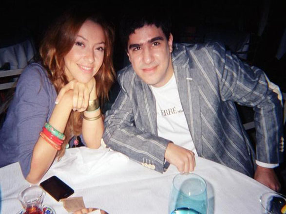 Эмиль Шахин влюбился в Хадисе и подарил ей дорогое золотое украшение (фотосессия)