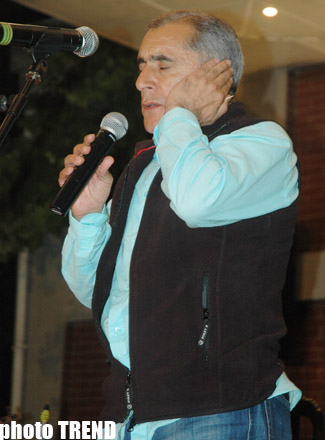 Азербайджанский офицер подарил на концерте сестре Назпери Досталиевой джип (фотосессия)