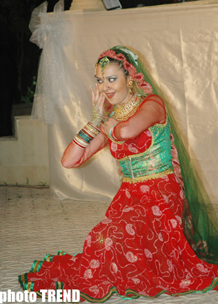 Азербайджанский офицер подарил на концерте сестре Назпери Досталиевой джип (фотосессия)