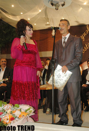 Азербайджанский офицер подарил на концерте сестре Назпери Досталиевой джип (фотосессия)