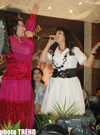 Азербайджанский офицер подарил на концерте сестре Назпери Досталиевой джип (фотосессия)