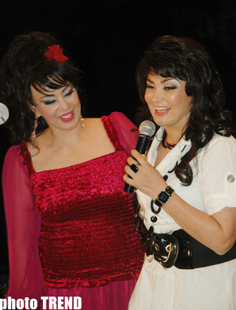 Азербайджанский офицер подарил на концерте сестре Назпери Досталиевой джип (фотосессия)