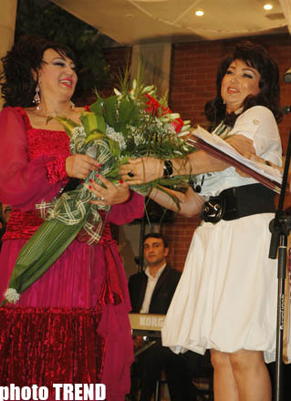 Азербайджанский офицер подарил на концерте сестре Назпери Досталиевой джип (фотосессия)