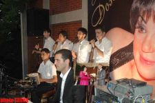 Азербайджанский офицер подарил на концерте сестре Назпери Досталиевой джип (фотосессия)