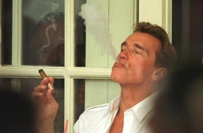 Запрет на демонстрацию сигарет в фильмах на азербайджанских телеканалах - мнения Эльдара Гулиева и Арнольда Шварценеггера