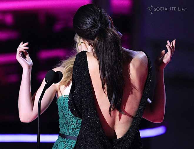 Сандра Баллок поцеловала Скарлетт Йоханссон на публике (фотосессия)