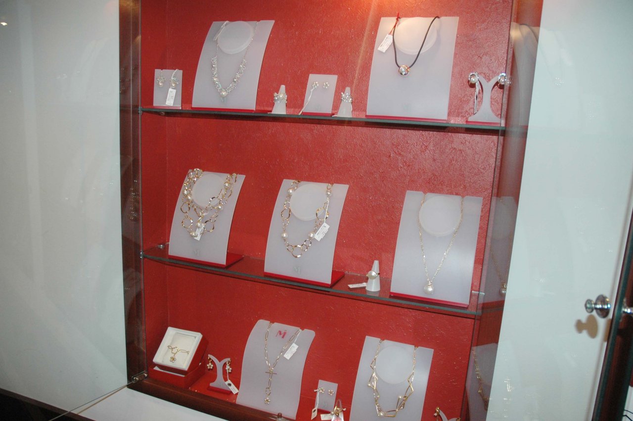 Азербайджанским модницам - золотая классика уступает место элегантности и шику (фотосессия)