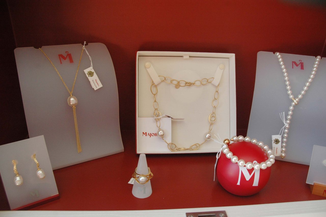 Азербайджанским модницам - золотая классика уступает место элегантности и шику (фотосессия)