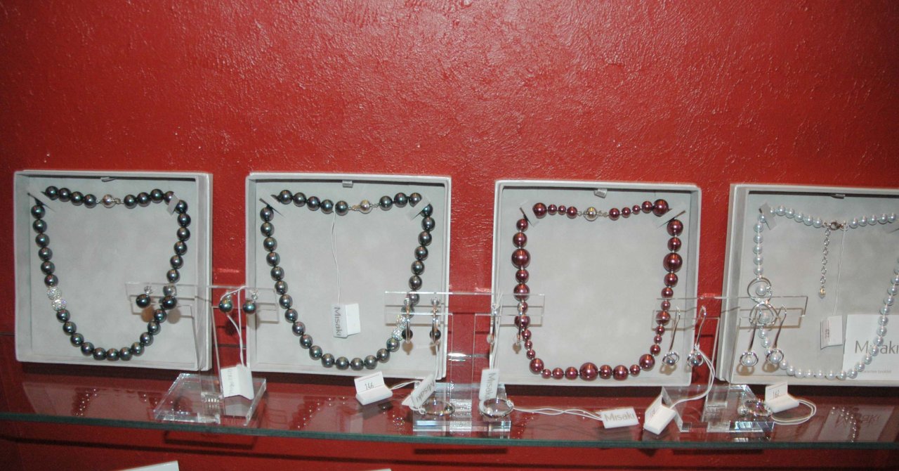 Азербайджанским модницам - золотая классика уступает место элегантности и шику (фотосессия)