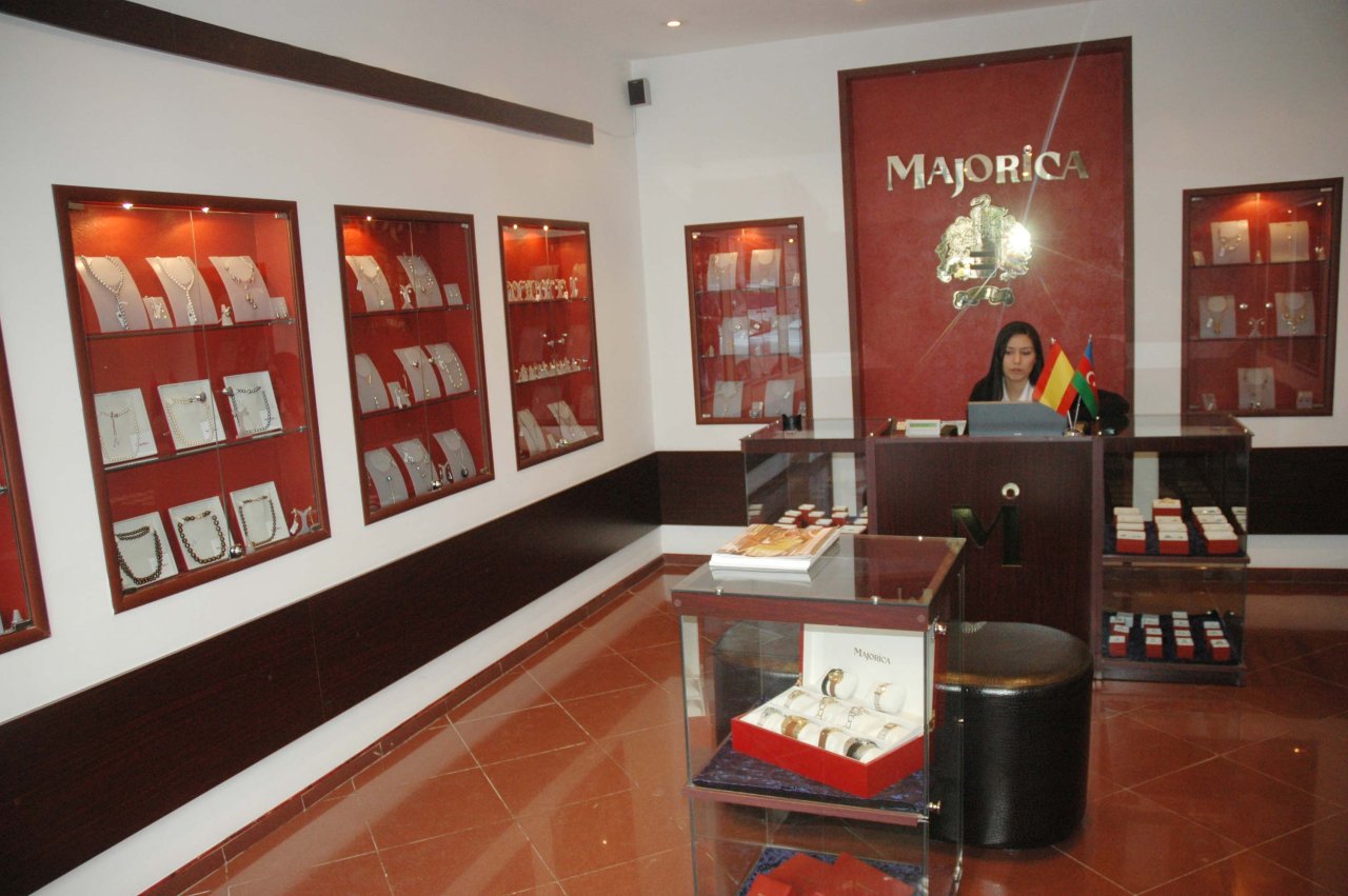 Азербайджанским модницам - золотая классика уступает место элегантности и шику (фотосессия)