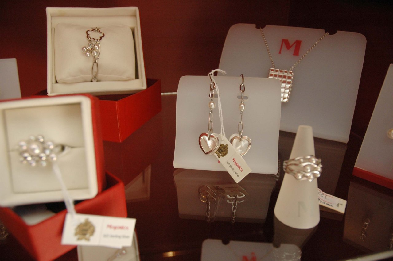 Азербайджанским модницам - золотая классика уступает место элегантности и шику (фотосессия)