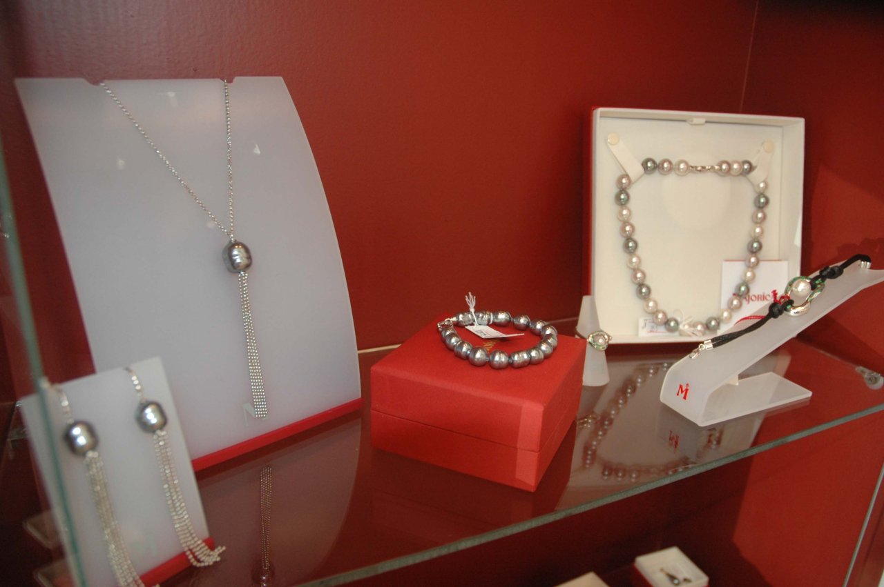 Азербайджанским модницам - золотая классика уступает место элегантности и шику (фотосессия)