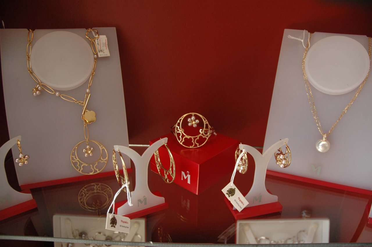 Азербайджанским модницам - золотая классика уступает место элегантности и шику (фотосессия)