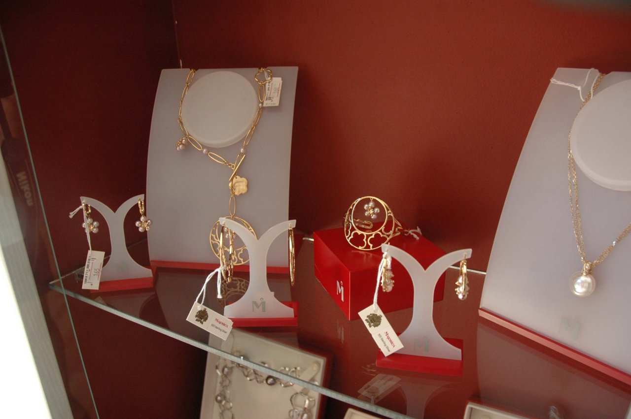 Азербайджанским модницам - золотая классика уступает место элегантности и шику (фотосессия)