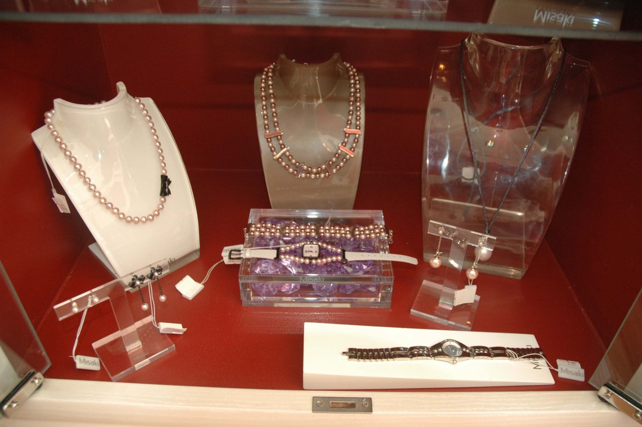 Азербайджанским модницам - золотая классика уступает место элегантности и шику (фотосессия)