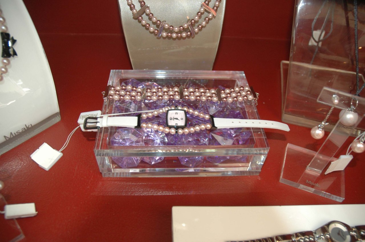 Азербайджанским модницам - золотая классика уступает место элегантности и шику (фотосессия)