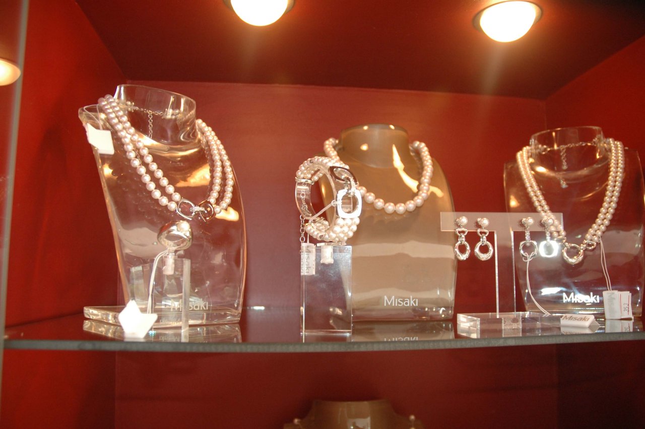 Азербайджанским модницам - золотая классика уступает место элегантности и шику (фотосессия)