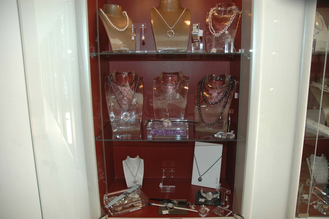 Азербайджанским модницам - золотая классика уступает место элегантности и шику (фотосессия)