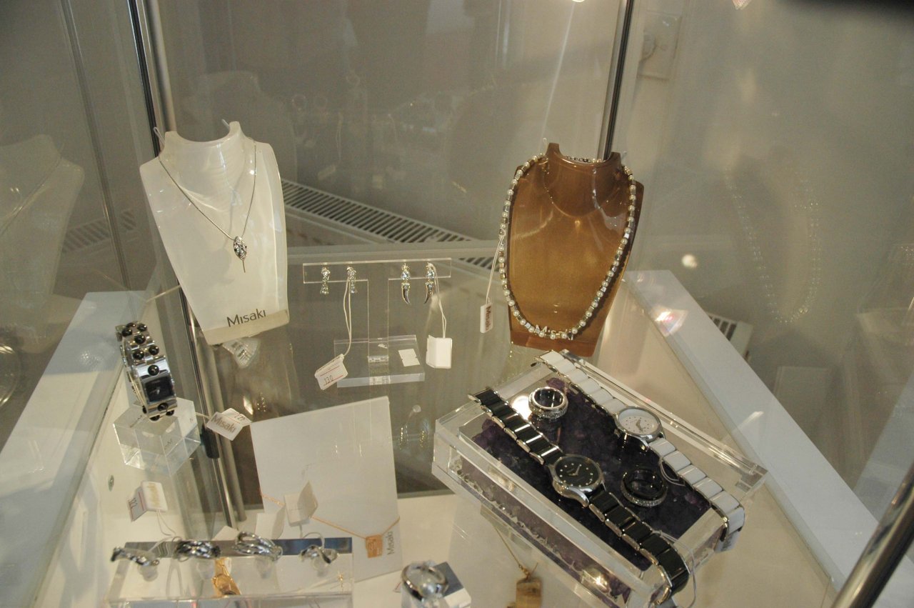 Азербайджанским модницам - золотая классика уступает место элегантности и шику (фотосессия)