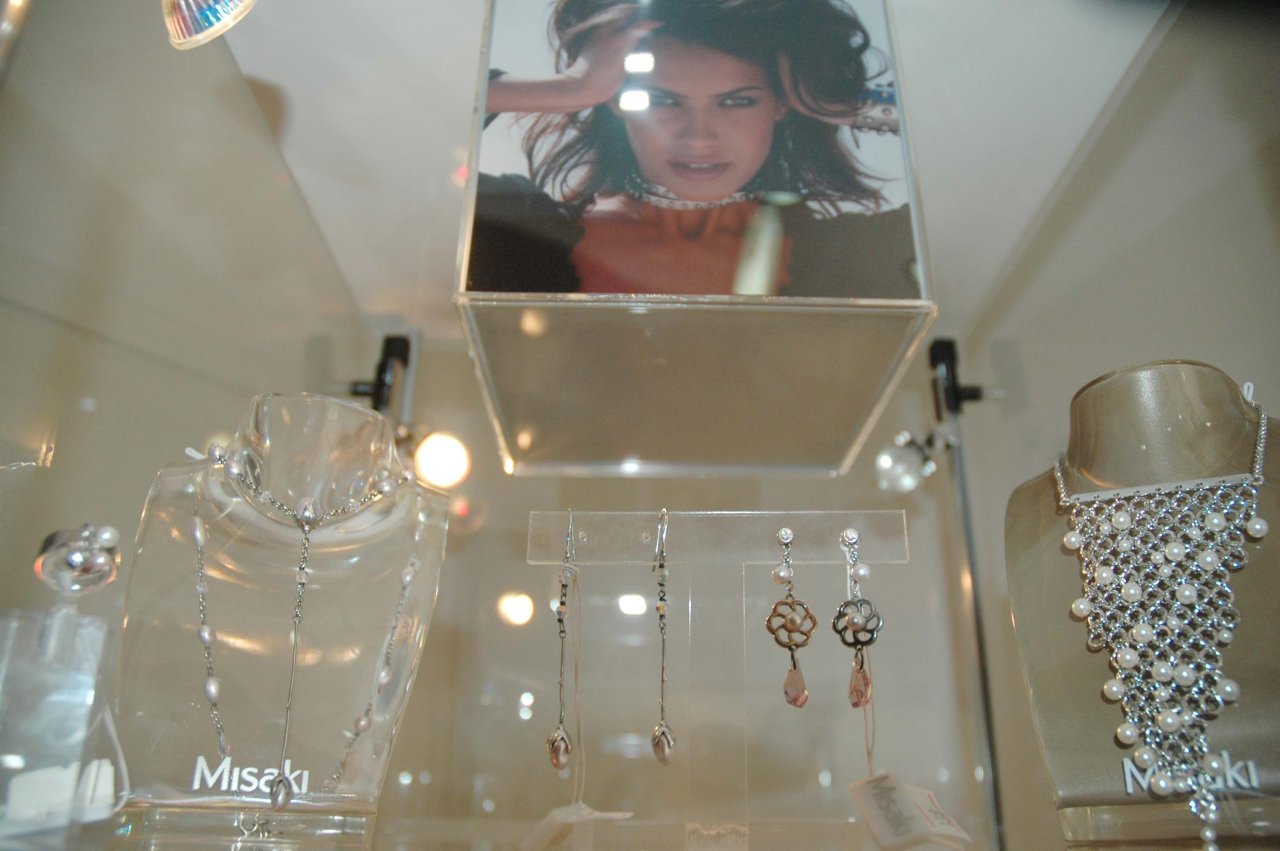 Азербайджанским модницам - золотая классика уступает место элегантности и шику (фотосессия)