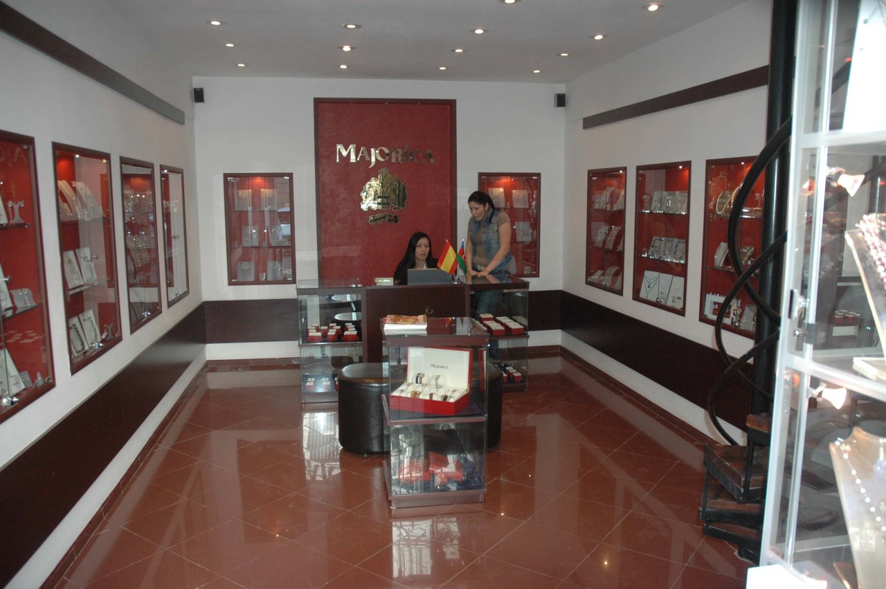 Азербайджанским модницам - золотая классика уступает место элегантности и шику (фотосессия)