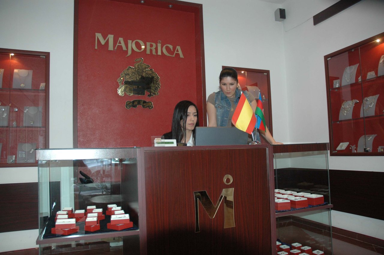 Азербайджанским модницам - золотая классика уступает место элегантности и шику (фотосессия)