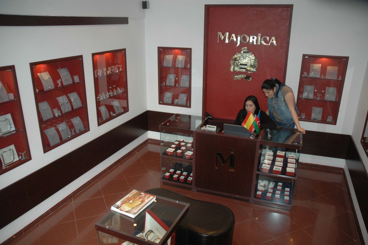 Азербайджанским модницам - золотая классика уступает место элегантности и шику (фотосессия)