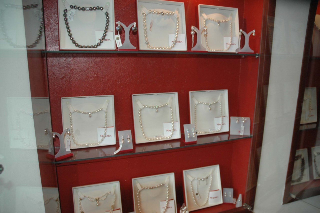 Азербайджанским модницам - золотая классика уступает место элегантности и шику (фотосессия)