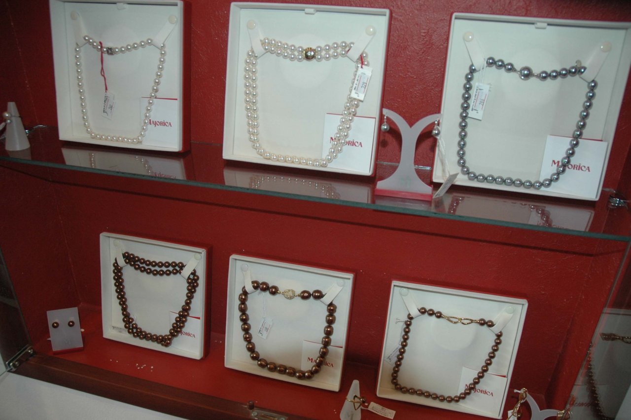 Азербайджанским модницам - золотая классика уступает место элегантности и шику (фотосессия)