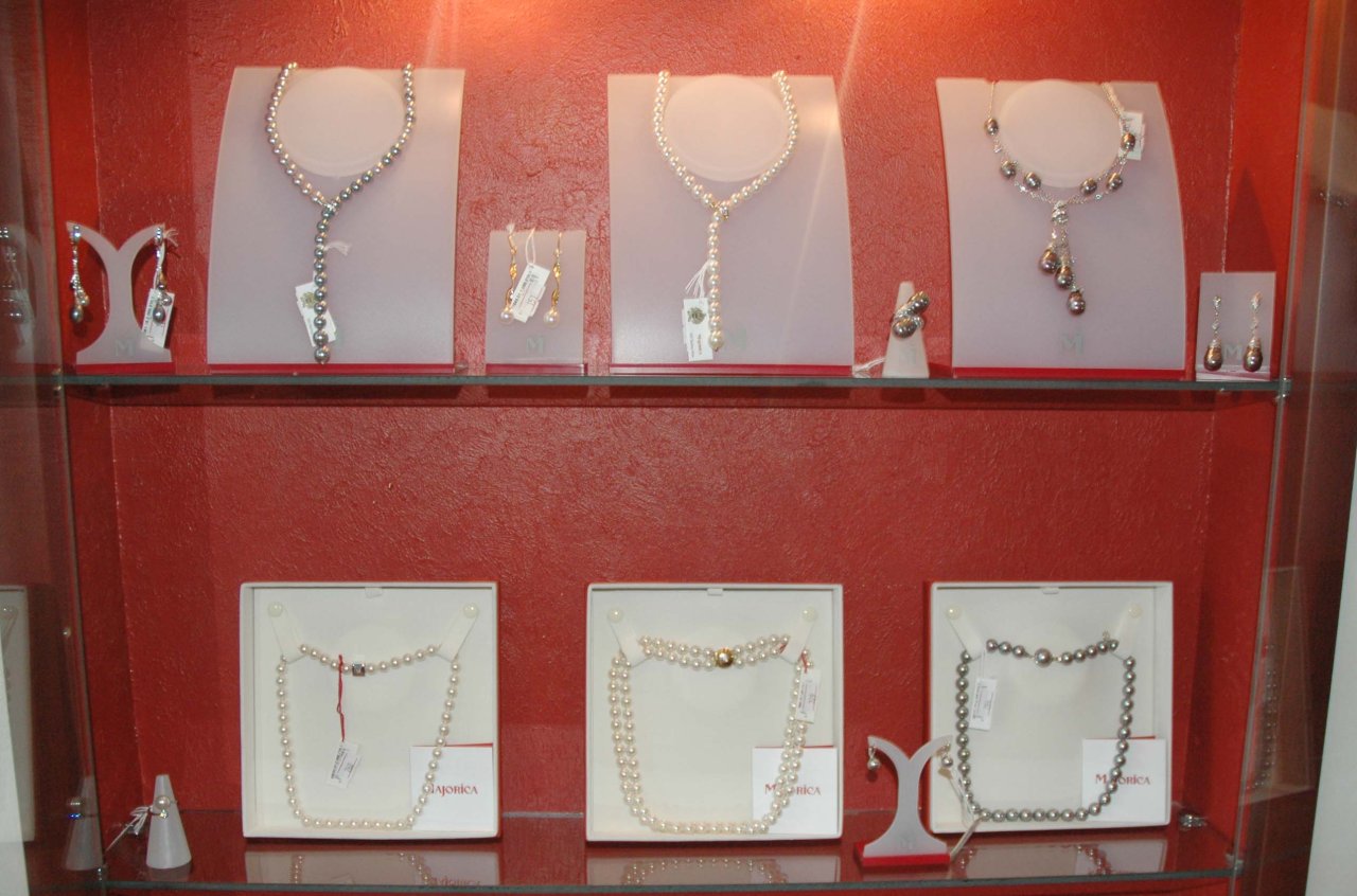 Азербайджанским модницам - золотая классика уступает место элегантности и шику (фотосессия)