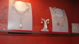 Азербайджанским модницам - золотая классика уступает место элегантности и шику (фотосессия)