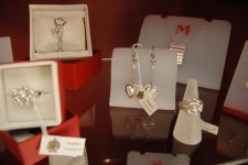 Азербайджанским модницам - золотая классика уступает место элегантности и шику (фотосессия)